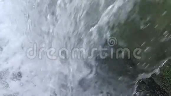 河水从瀑布中滑落视频的预览图