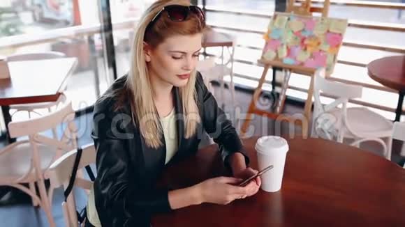 咖啡馆里的金发美女视频的预览图