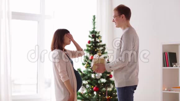 丈夫送圣诞礼物给怀孕的妻子视频的预览图