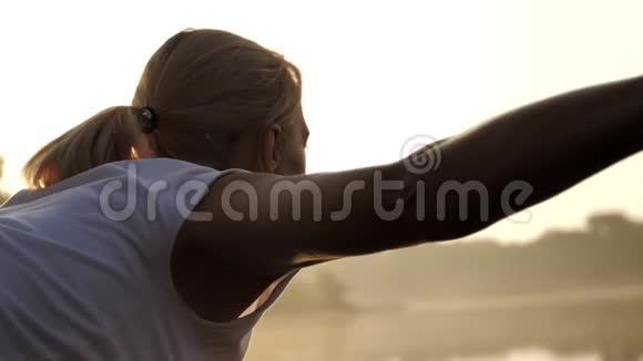 年轻漂亮的女人在海滩上做瑜伽视频的预览图