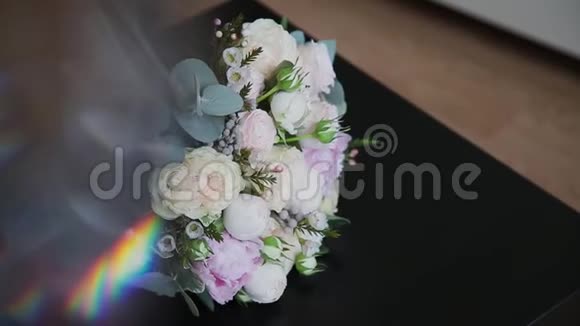 一束新鲜玫瑰喜庆的鲜花花束婚礼新娘花束结婚花视频的预览图