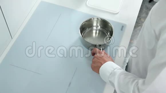 男人在白色现代厨房做饭视频的预览图