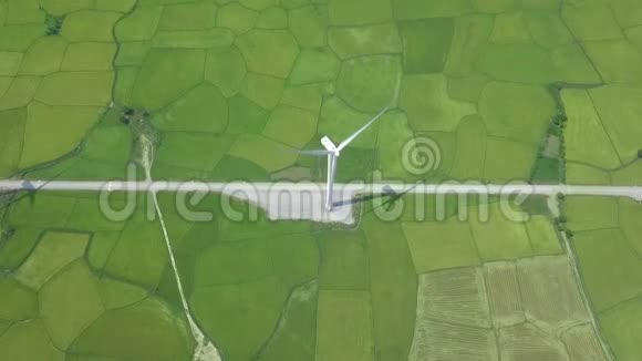 绿色领域替代能源站上的无人机视图风力涡轮机替代自然资源和生态视频的预览图
