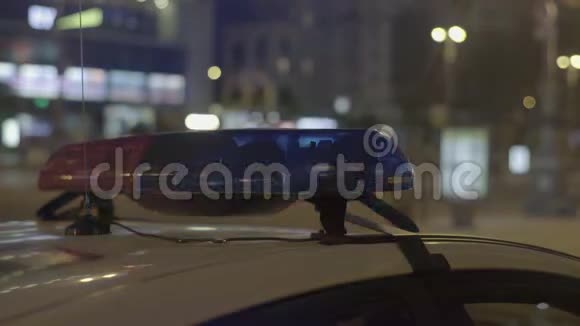 夜间警车车顶上闪烁的闪光灯信号灯视频的预览图