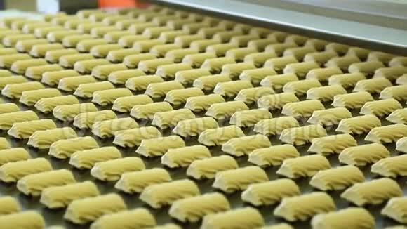 生产饼干的糖果厂视频的预览图