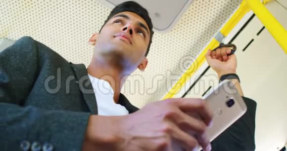 男子在公共汽车上使用手机视频的预览图
