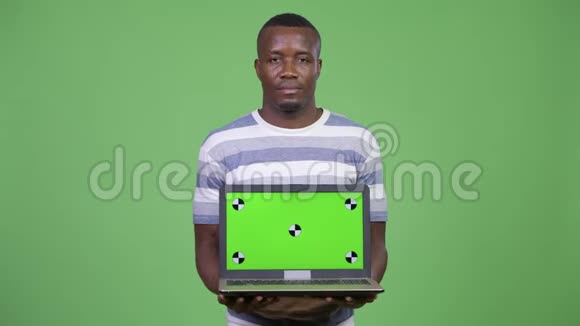 年轻快乐的非洲男人展示笔记本电脑视频的预览图