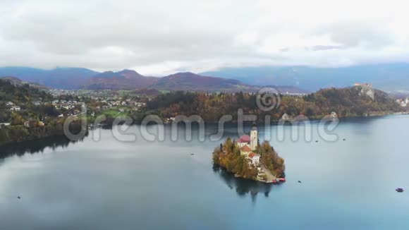 著名湖泊的鸟瞰与小岛和玛利亚朝圣教堂流血视频的预览图