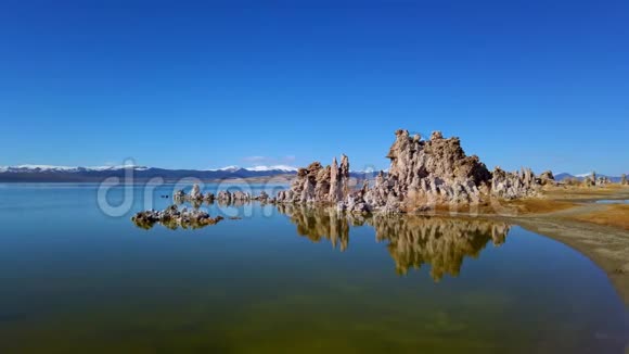加州莫诺湖的塔塔石灰石柱旅行摄影视频的预览图