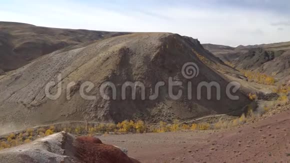 西伯利亚阿尔泰山上的火星景观视频的预览图