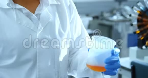 女科学家在实验室做实验视频的预览图