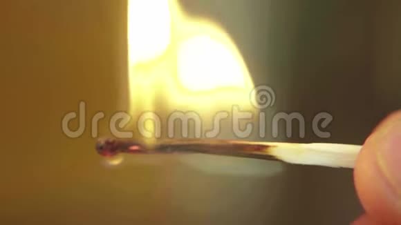 燃烧的火柴火特写镜头宏观的视频的预览图