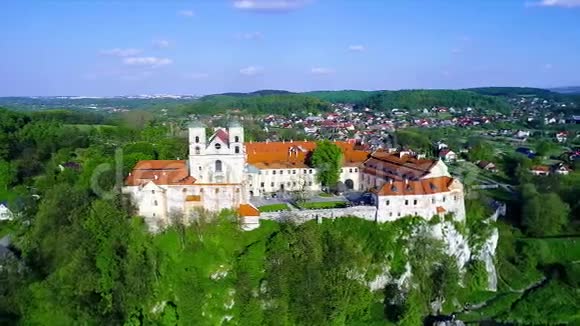 波兰提涅克的本笃会修道院视频的预览图