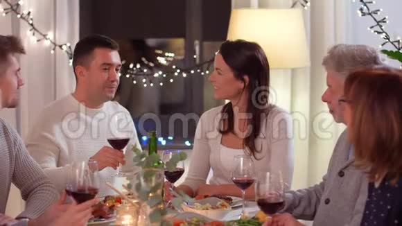 家庭幸福在家吃晚饭视频的预览图