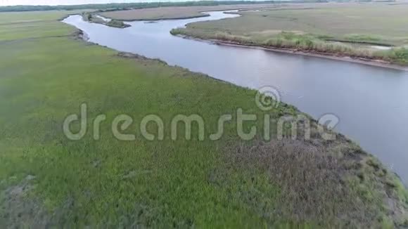 新泽西特拉华湾沼泽的鸟瞰图视频的预览图