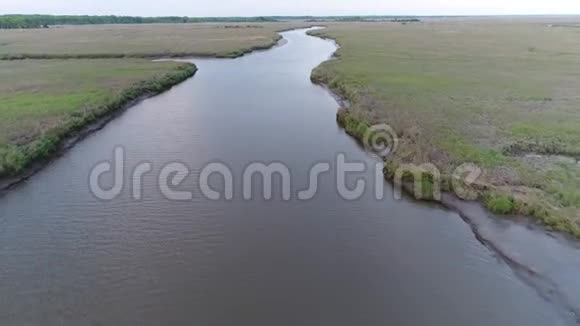 新泽西特拉华湾沼泽的鸟瞰图视频的预览图