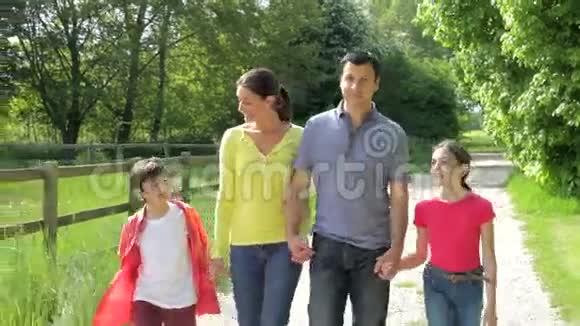 西班牙裔家庭在乡下散步视频的预览图