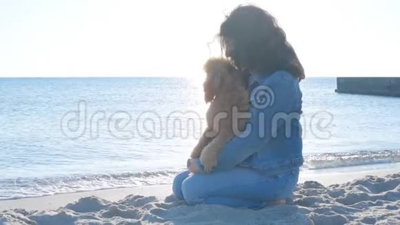 她和她的狗在沙滩上视频的预览图