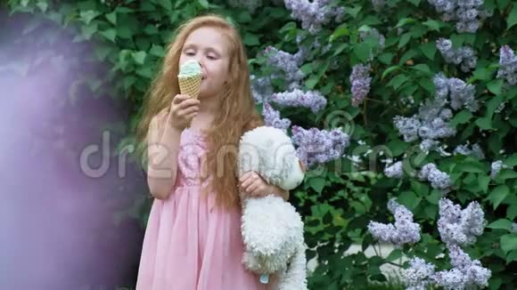 小女孩在户外吃冰淇淋夏季视频的预览图