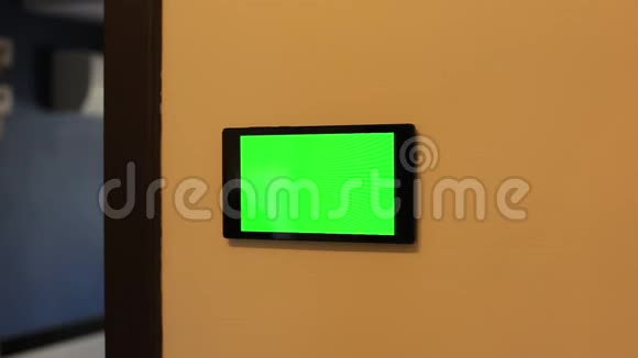 墙上的智能家居控制装置视频的预览图