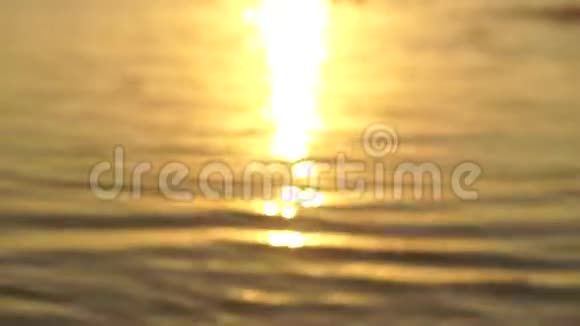 美丽温暖的海上日落视频的预览图