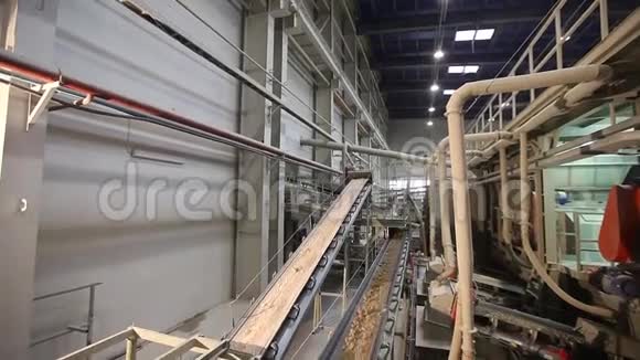 工业输送带陶瓷厂设备输送机上粘土的运输视频的预览图