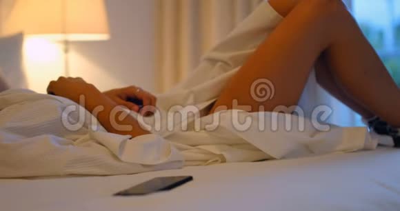 在卧室4k的床上放松的女人视频的预览图