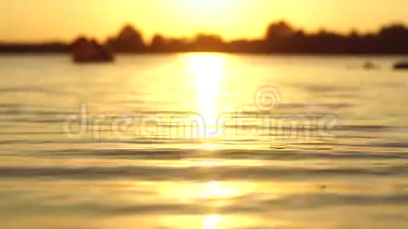 美丽温暖的海上日落视频的预览图