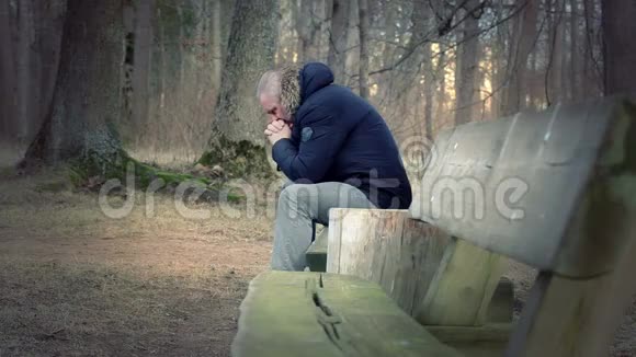 公园里孤独沮丧的男人视频的预览图