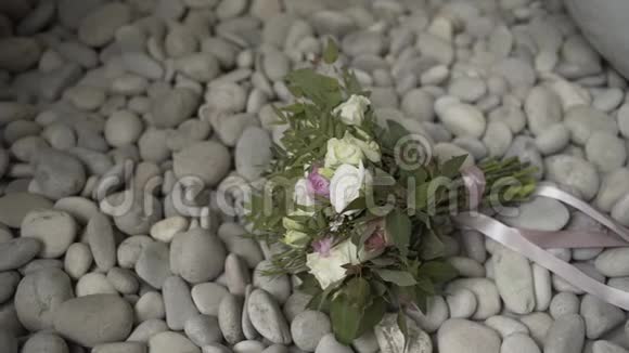 一束新鲜玫瑰喜庆的鲜花花束婚礼新娘花束结婚花视频的预览图