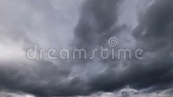 乌云在天空中移动时间流逝视频的预览图