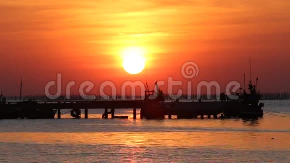 海上日落及渔港视频的预览图