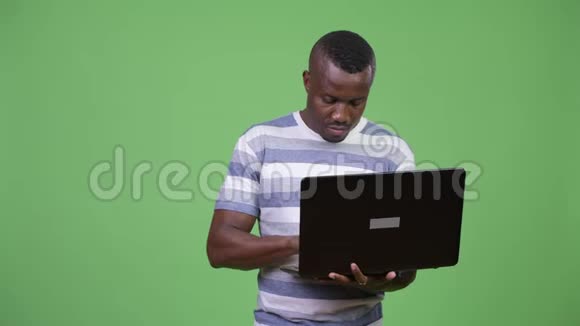 年轻人在使用笔记本电脑时思考问题视频的预览图