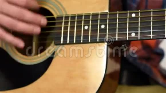 在黄色吉他演奏视频的预览图