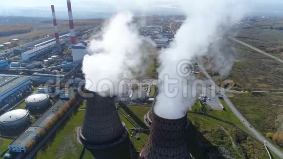 鸟瞰来自重工业工厂的烟雾视频的预览图