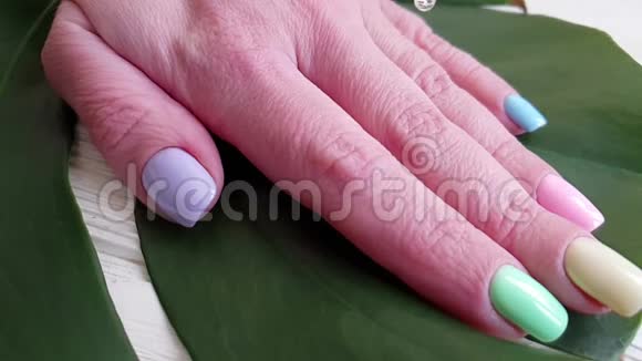 女性手部美甲化妆霜魔叶视频的预览图