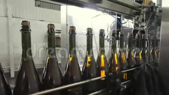 一家香槟工厂的输送机灌装和密封线视频的预览图