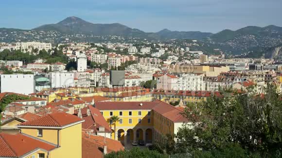 从城堡山俯瞰尼斯市中心景观视频的预览图
