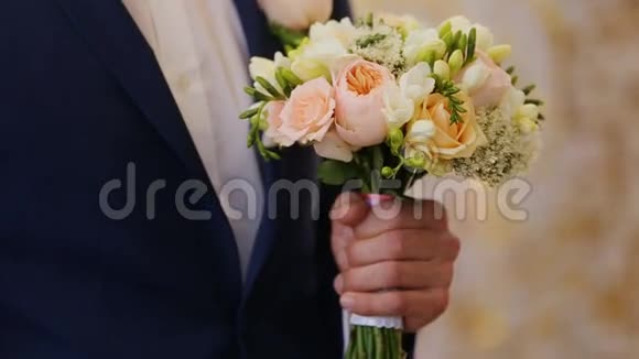 新郎拿着结婚花束视频的预览图