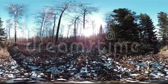 4K360VR虚拟现实的一个美丽的山景在秋天的时候冰雪覆盖的俄罗斯山脉视频的预览图