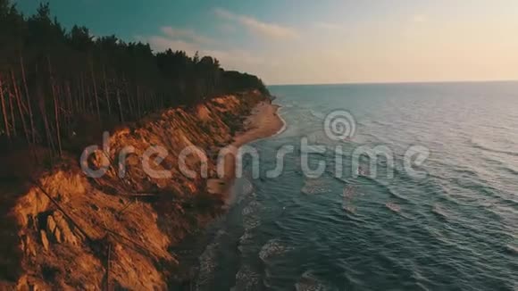 海岸线附近的日落波罗的海朱尔卡尔纳航空景观拉脱维亚视频的预览图