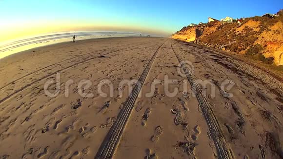 加州月光海滩轮胎轨道视频的预览图