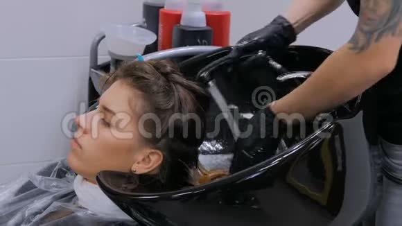 女客户理发师洗头视频的预览图