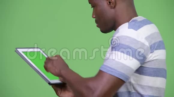 使用数字平板电脑的非洲年轻人视频的预览图