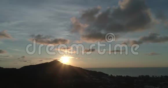 岛上日落的鸟瞰图视频的预览图