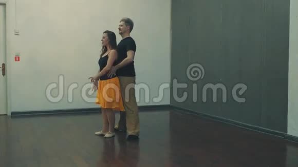 一对夫妇在大厅里跳舞视频的预览图