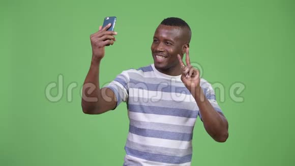 年轻快乐的非洲男人自拍视频的预览图