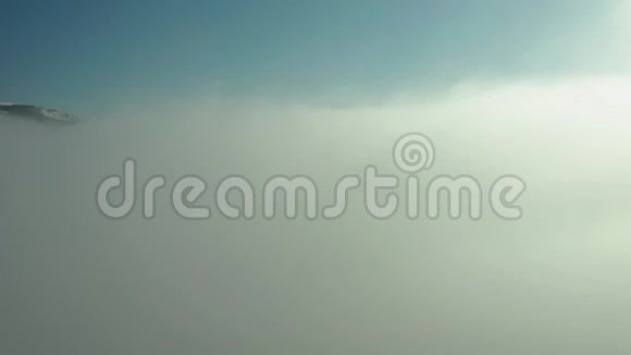 清晨罕见的冬季雾笼罩城市天际线的海湾和摩天大楼日出前视频的预览图