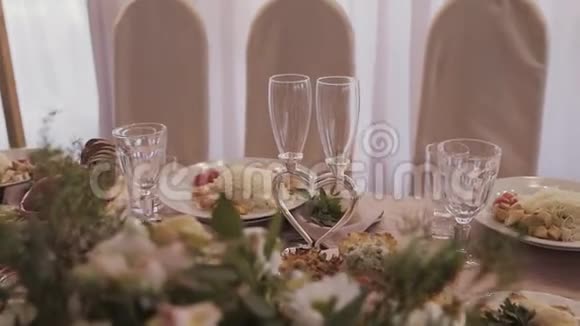 为婚礼晚餐装饰的桌子视频的预览图