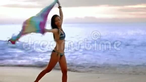 亚洲女孩在异国海滩享受阳光海视频的预览图